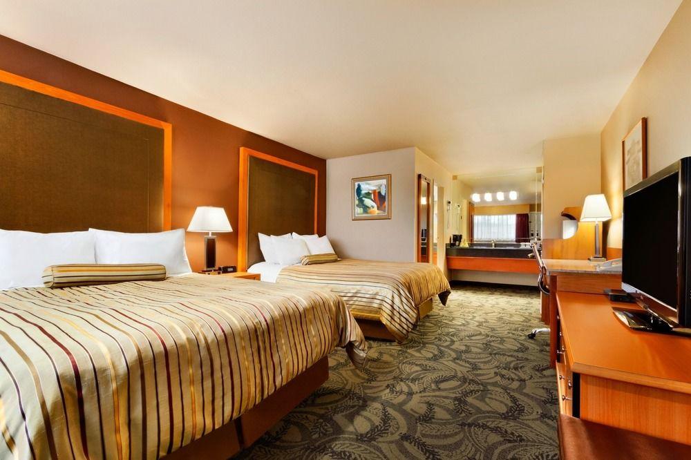 Poco Inn And Suites Hotel And Conference Center Port Coquitlam Exteriör bild