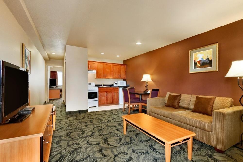 Poco Inn And Suites Hotel And Conference Center Port Coquitlam Exteriör bild