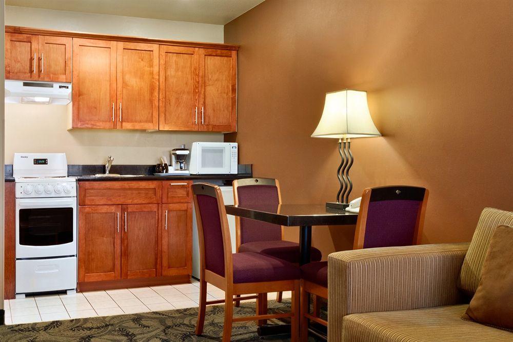 Poco Inn And Suites Hotel And Conference Center Port Coquitlam Exteriör bild