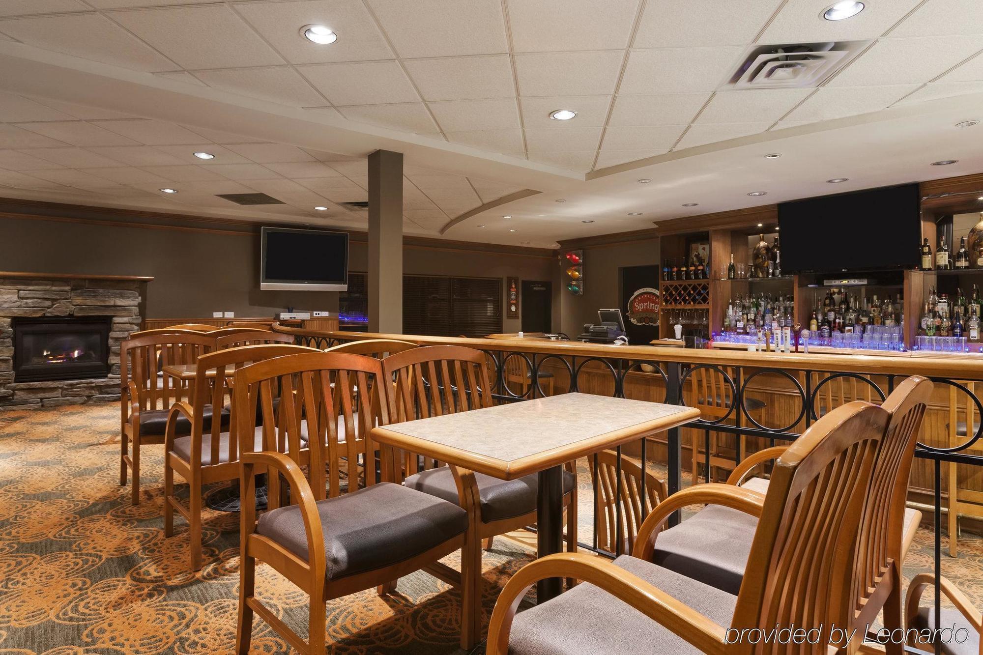 Poco Inn And Suites Hotel And Conference Center Port Coquitlam Exteriör bild