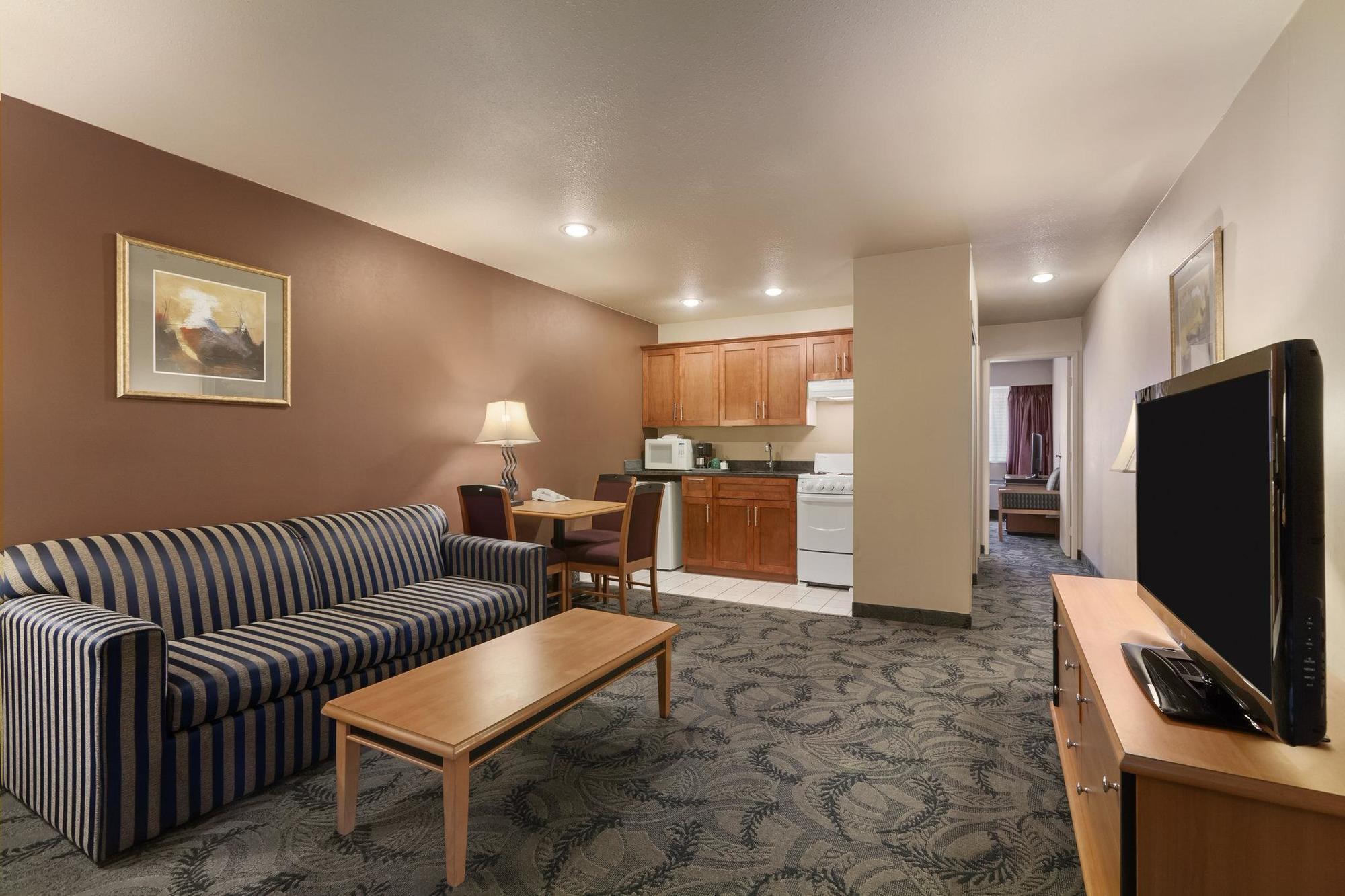 Poco Inn And Suites Hotel And Conference Center Port Coquitlam Exteriör bild