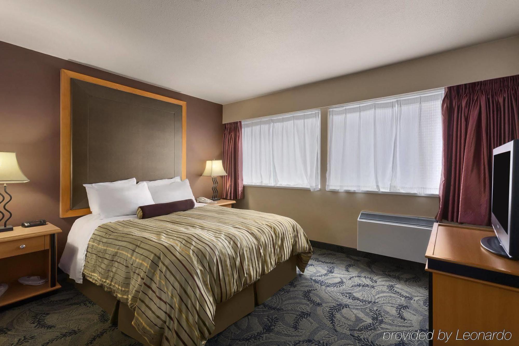 Poco Inn And Suites Hotel And Conference Center Port Coquitlam Exteriör bild
