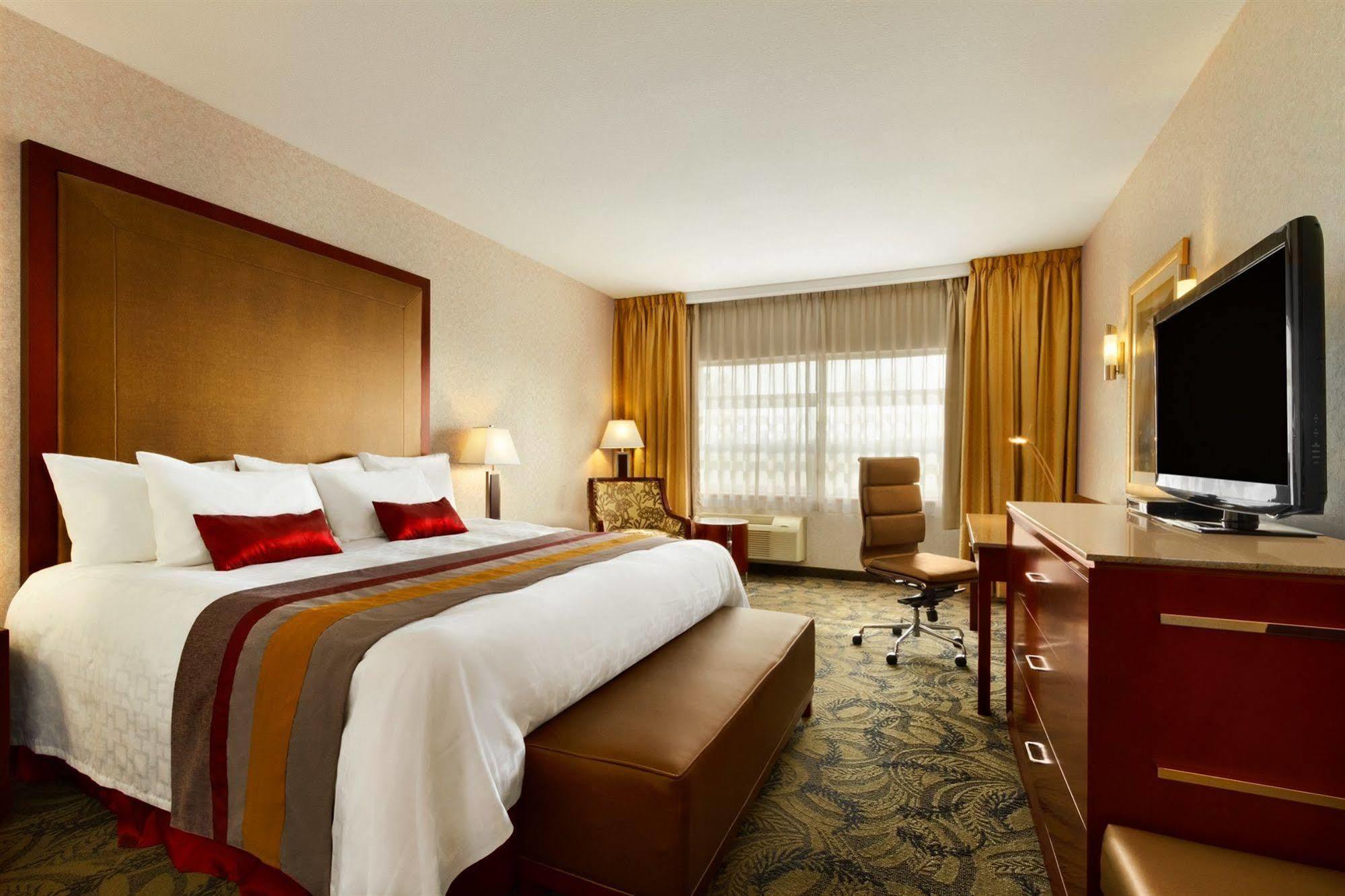 Poco Inn And Suites Hotel And Conference Center Port Coquitlam Exteriör bild