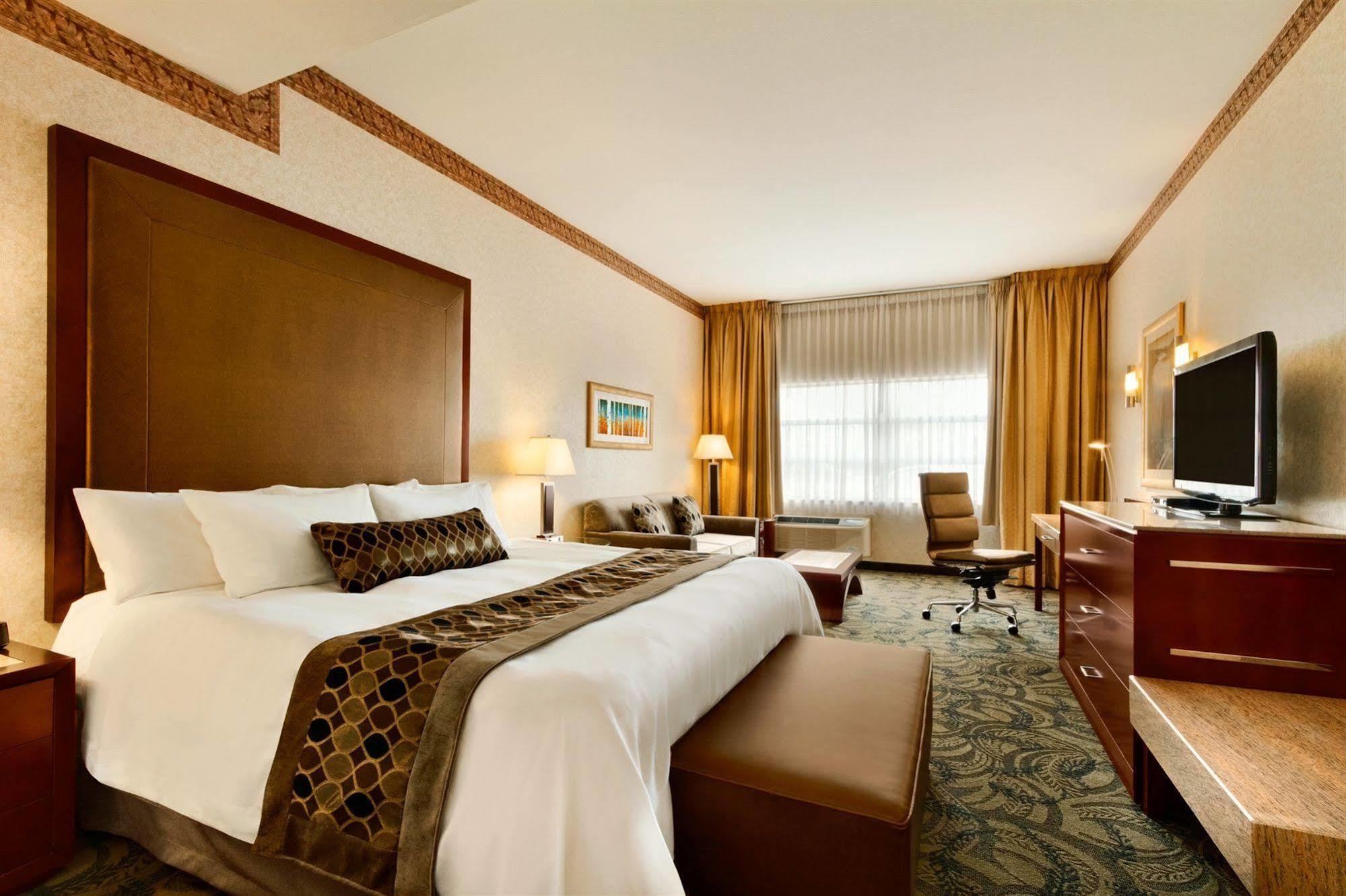 Poco Inn And Suites Hotel And Conference Center Port Coquitlam Exteriör bild