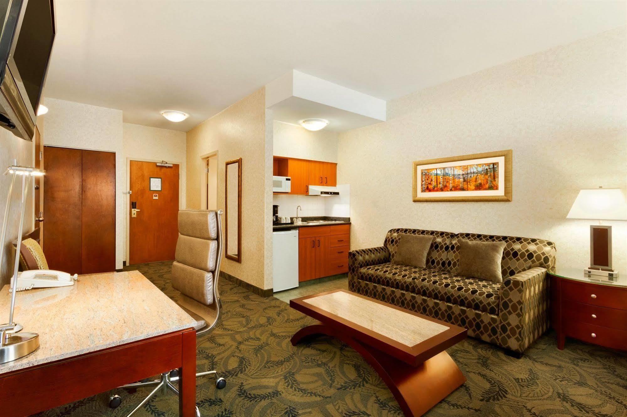 Poco Inn And Suites Hotel And Conference Center Port Coquitlam Exteriör bild