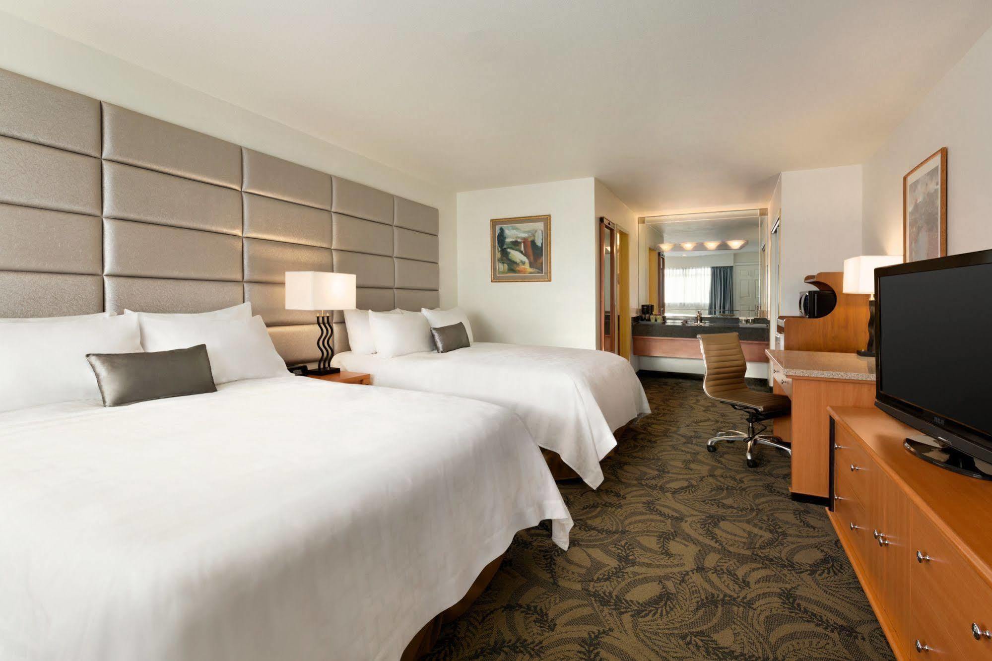 Poco Inn And Suites Hotel And Conference Center Port Coquitlam Exteriör bild